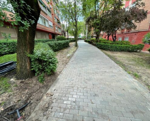 Ejecución de red de riego en los jardines de la Calle Paredes de la Nava, Madrid